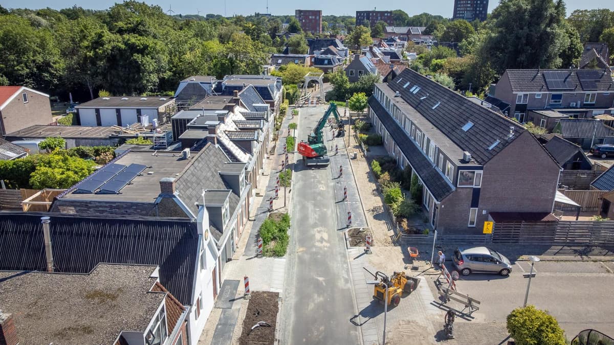 Luchtfoto van straatwerk aan de Huizumerlaan in Leeuwarden
