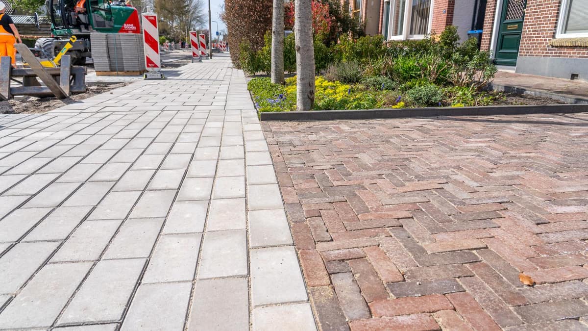 Stoep en straatwerk aan de Huizumerlaan in Leeuwarden