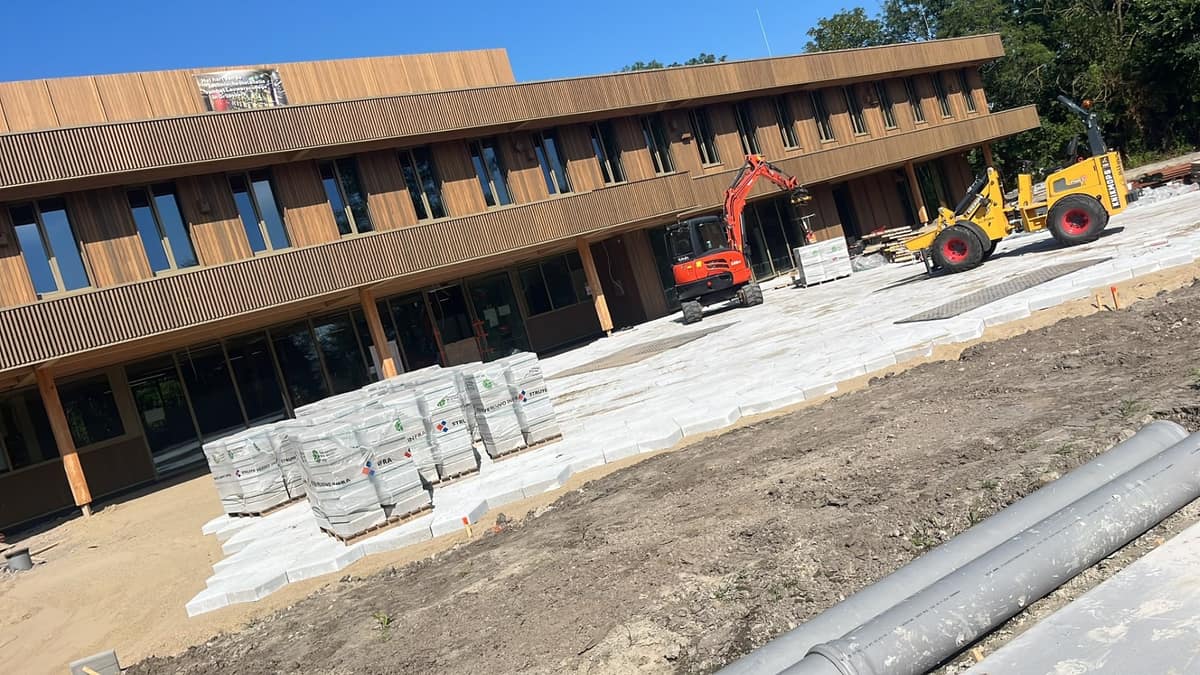 Kraan en shovel van Bijma Bestratingen bij het Lauwers College in Grijpskerk