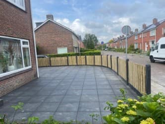 Voortuin met schutting — foto 3