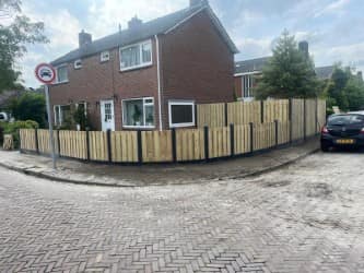 Voortuin met schutting — foto 2
