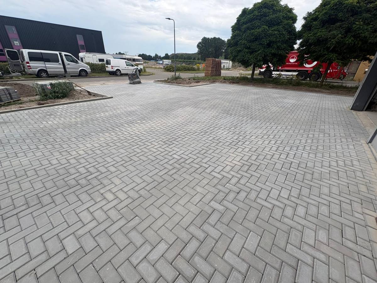 Nieuw bestraat bedrijfsterrein in Heerenveen