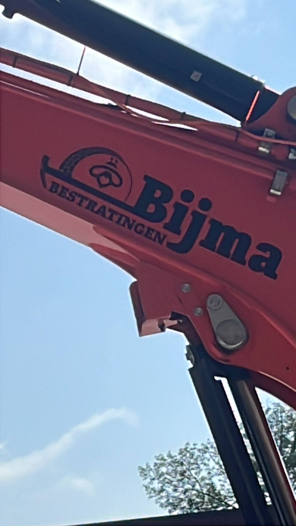 Kraan met het logo van Bijma Bestratingen