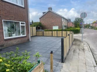 Voortuin met schutting — foto 1